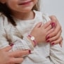Bijou porté bracelet cordon liberty personnalisés lettrine florale pour enfant
