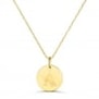 Packshot collier personnalisé enfant avec lettre florale et médaille en plaqué or