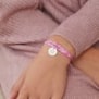 Bracelet personnalisé pour enfant avec médaille en argent et illustration de chat.