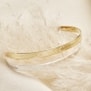 Nature morte du bracelet jonc perlé gravé en Plaqué Or ainsi que le même bracelet mais en argent