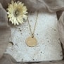 Collier personnalisé médaille de naissance avec gravure de mains de bébé.