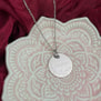 Médaille de naissance personnalisable en argent.