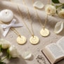 Collier enfant personnalisé baptême dessin Prière, plaqué or